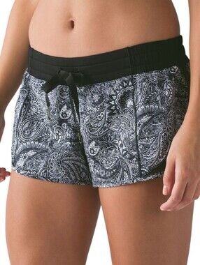 Lululemon Hotty Hot Shorts Women 6 Mini Antique Paisley White Black 2.5"